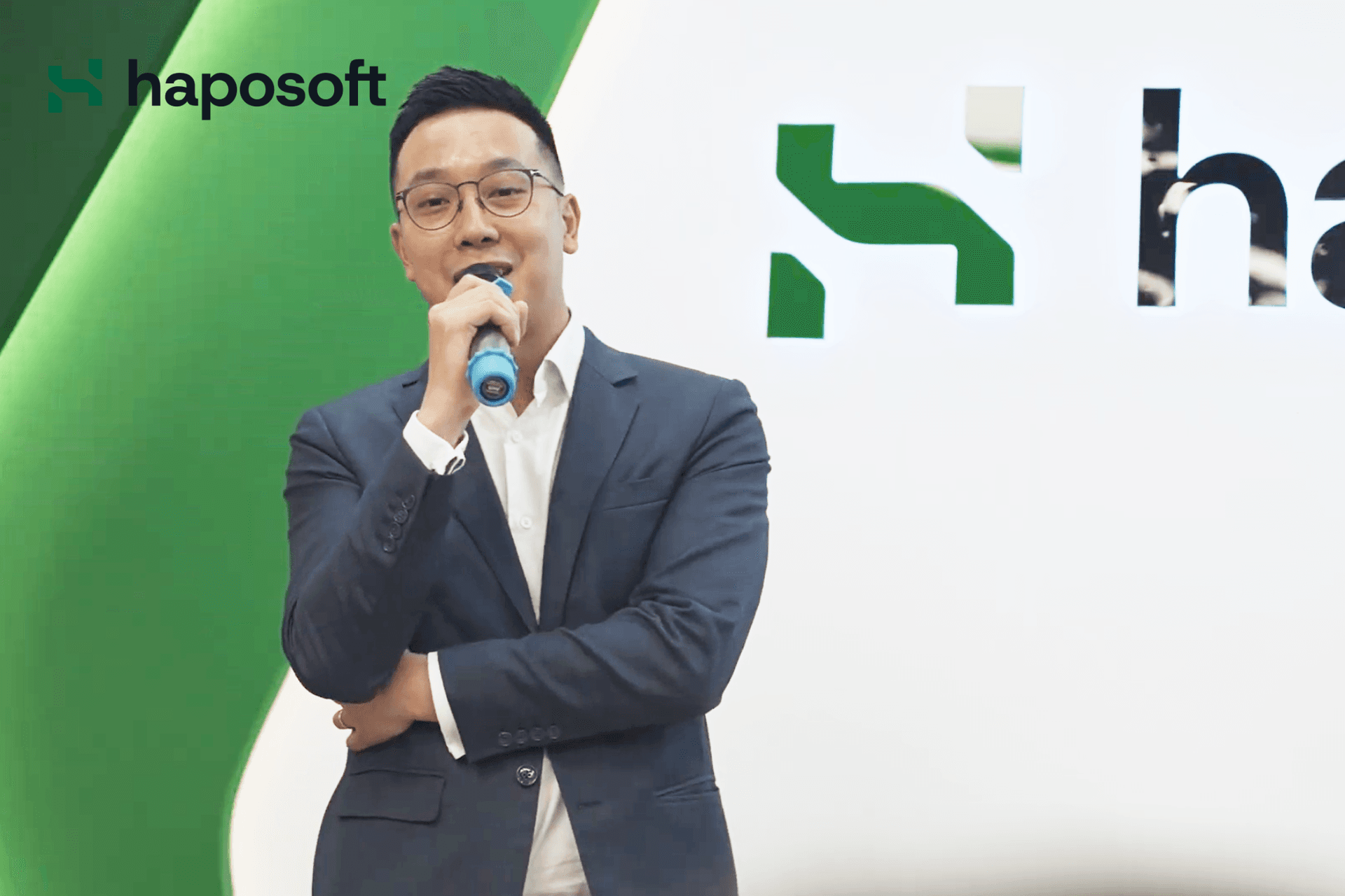 A representative from the Hong Kong market congratulated Haposoft during the Hanoi office grand opening.