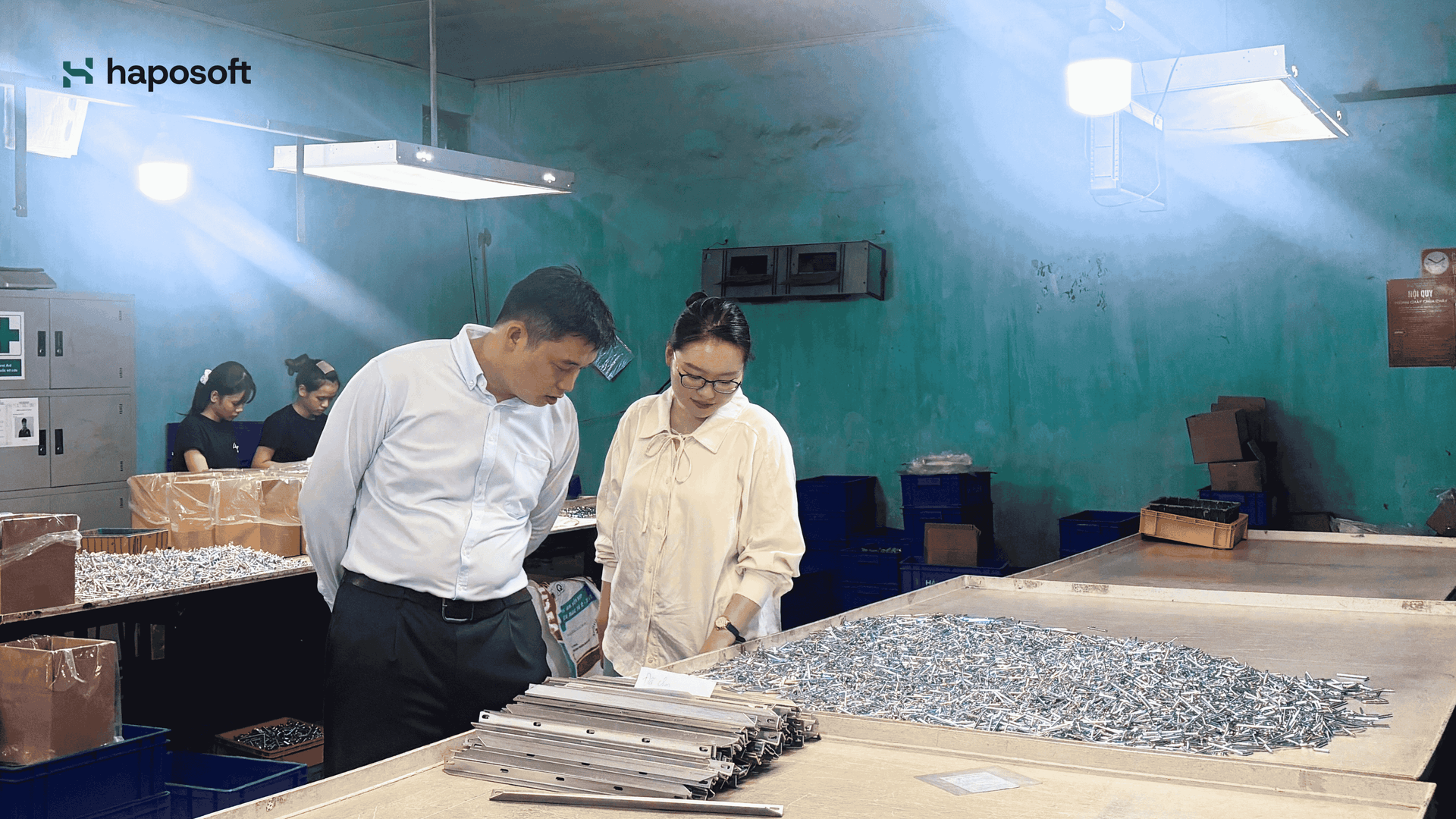 Đội ngũ Haposoft khảo sát thực tế quy trình sản xuất tại nhà máy Hải Phương trước khi triển khai dự án.